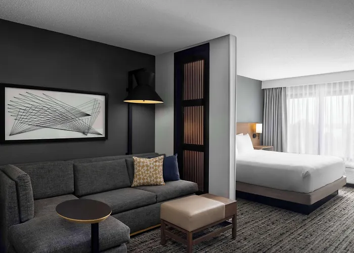 Hyatt Place Phoenix Airport 3*